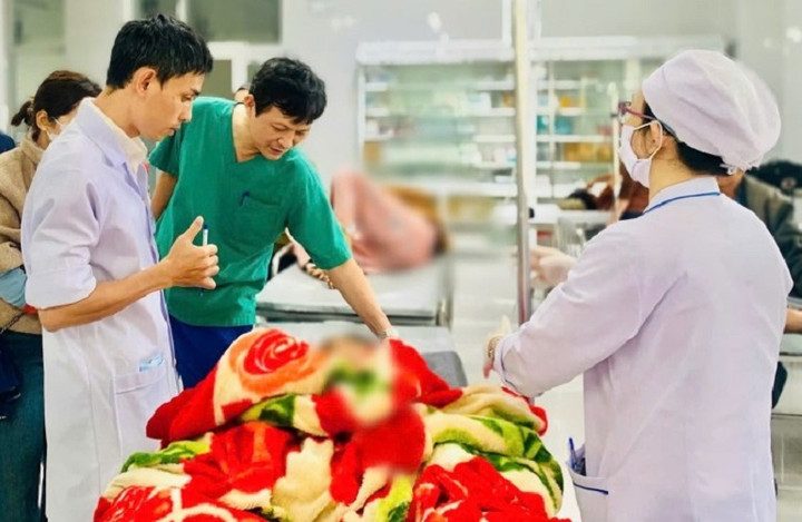 Bệnh viện ở Quảng Ngãi kích hoạt báo động đỏ cấp cứu 13 học sinh bị lật xe- Ảnh 1. Bệnh viện ở Quảng Ngãi kích hoạt báo động đỏ cấp cứu 13 học sinh bị lật xe- Ảnh 1.