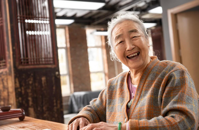 Bà lão 60 tuổi lương hưu 7 triệu đồng, tiết kiệm hơn 1 tỷ đồng vẫn sống chẳng vui: “Cả đời tằn tiện, tôi quá hối hận vì sống sai cách”- Ảnh 3.