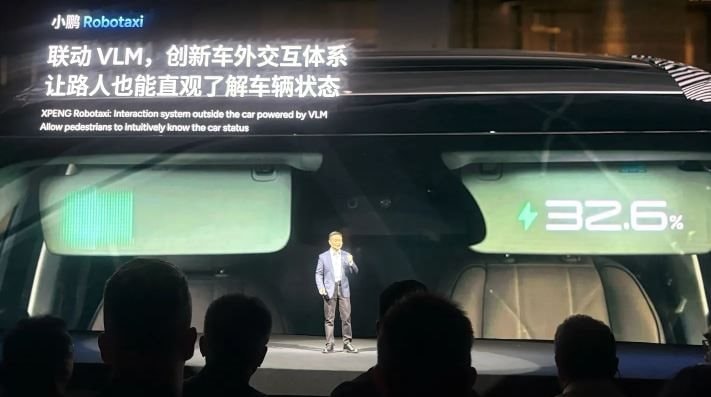 Một công ty xe điện Trung Quốc vừa ra mắt taxi robot, robot hình người với chip AI tự phát triển- Ảnh 1.