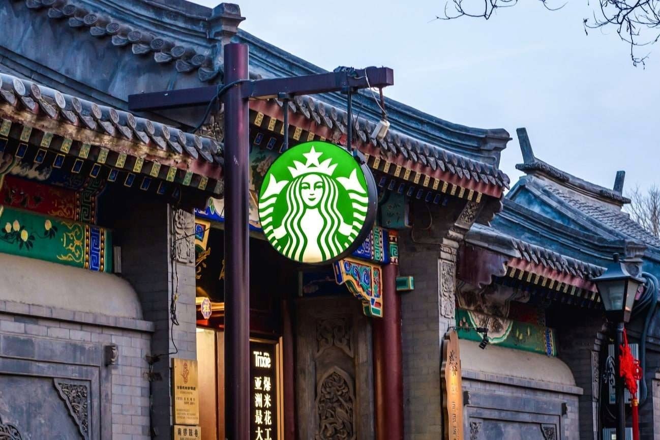 Đấu với cafe 35k của Luckin, Cotti, Starbucks Trung Quốc bán quyền kiểm soát cho ‘ông trùm’ đang hỗ trợ Mixue- Ảnh 1. Đấu với cafe 35k của Luckin, Cotti, Starbucks Trung Quốc bán quyền kiểm soát cho ‘ông trùm’ đang hỗ trợ Mixue- Ảnh 1.
