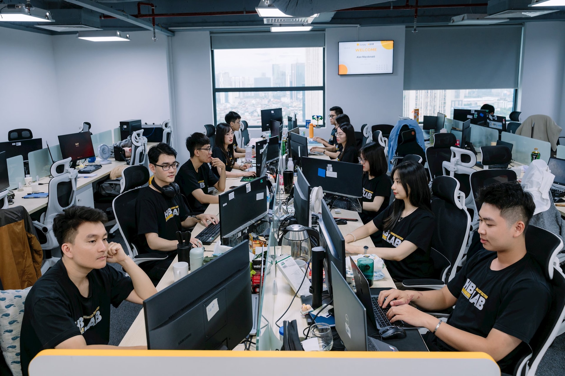 HBLAB lọt Top 100 Nơi làm việc tốt nhất Việt Nam 2025- Ảnh 1.