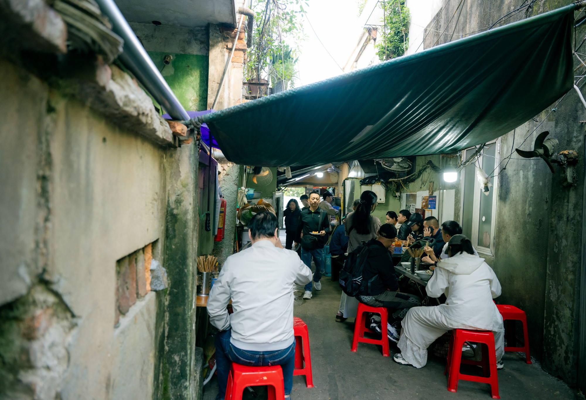 Những hình ảnh cuối cùng của Phở Thìn Bờ Hồ trước ngày di dời sau gần 70 năm- Ảnh 1. Những hình ảnh cuối cùng của Phở Thìn Bờ Hồ trước ngày di dời sau gần 70 năm- Ảnh 1.