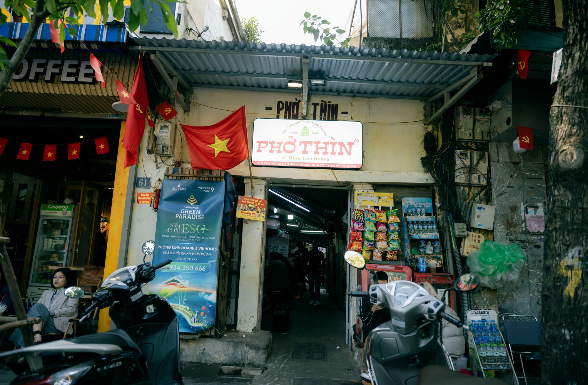 Những hình ảnh cuối cùng của Phở Thìn Bờ Hồ trước ngày di dời sau gần 70 năm- Ảnh 4. Những hình ảnh cuối cùng của Phở Thìn Bờ Hồ trước ngày di dời sau gần 70 năm- Ảnh 4.