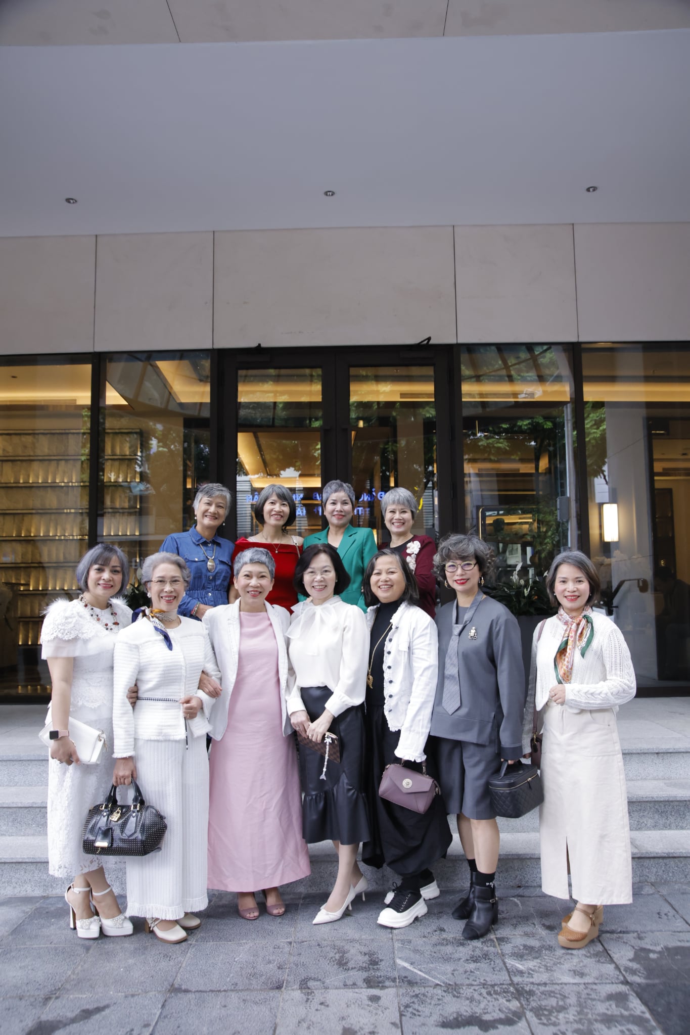 “Hội Tóc Bạc Lấp Lánh” slay nhất Thủ đô: Chúng tôi không phải phú bà- Ảnh 2. “Hội Tóc Bạc Lấp Lánh” slay nhất Thủ đô: Chúng tôi không phải phú bà- Ảnh 2.