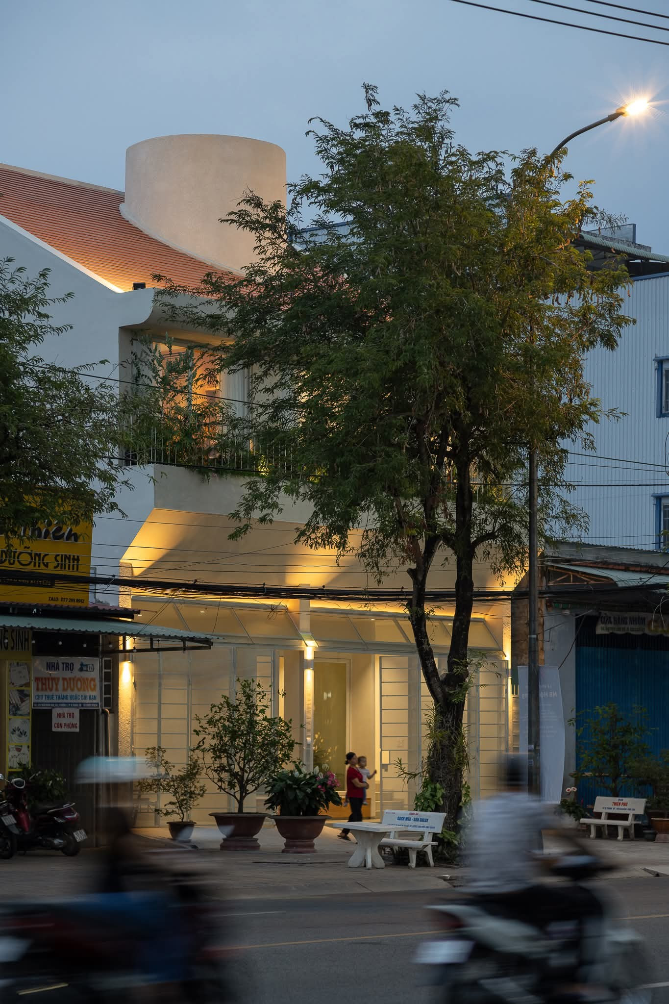 Ngôi nhà có thiết kế mái như ống khói để lấy sáng- Ảnh 2.