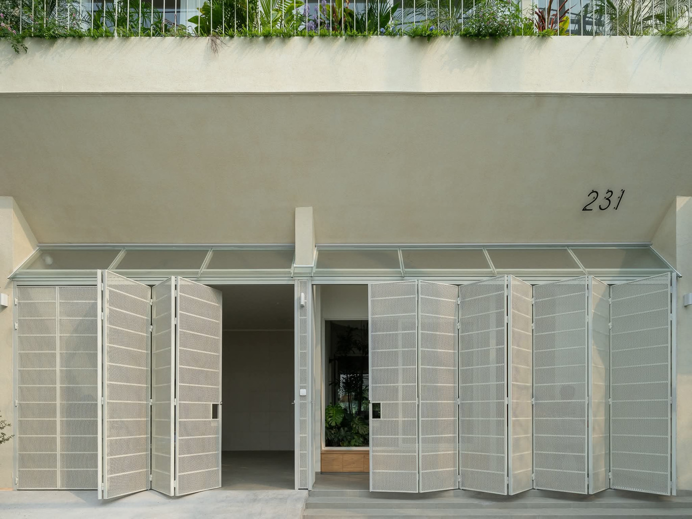 Ngôi nhà có thiết kế mái như ống khói để lấy sáng- Ảnh 3.