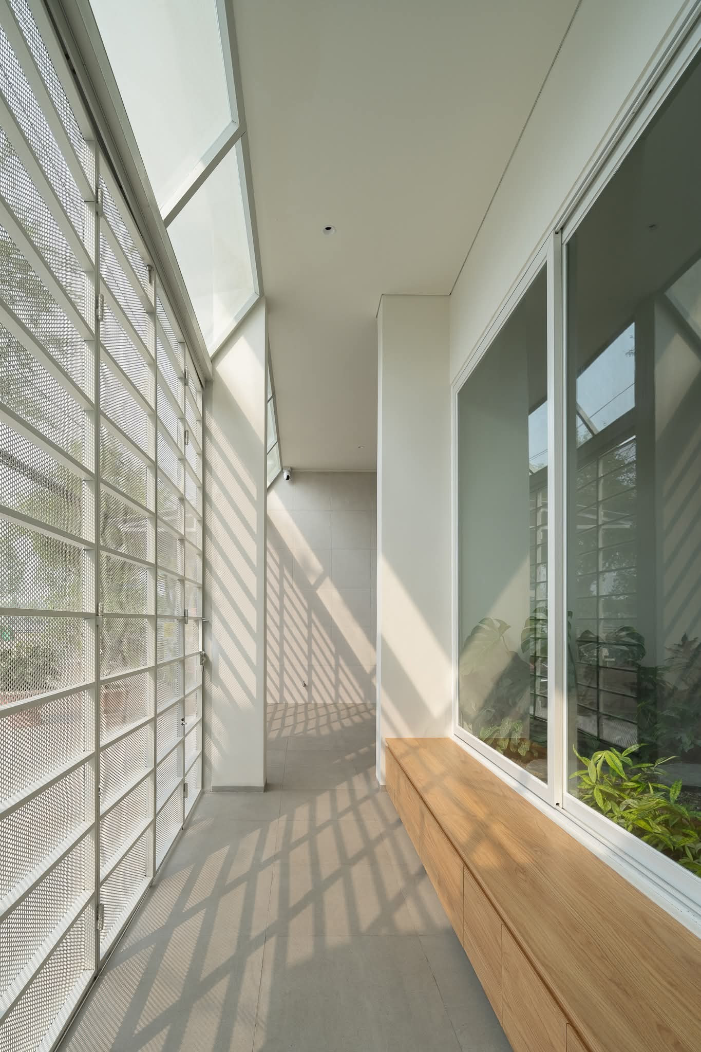 Ngôi nhà có thiết kế mái như ống khói để lấy sáng- Ảnh 14.