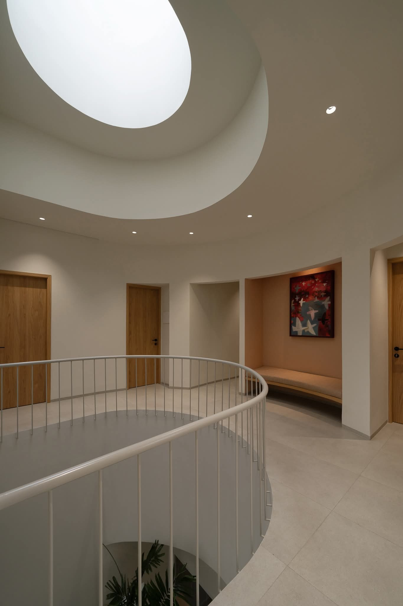 Ngôi nhà có thiết kế mái như ống khói để lấy sáng- Ảnh 6.