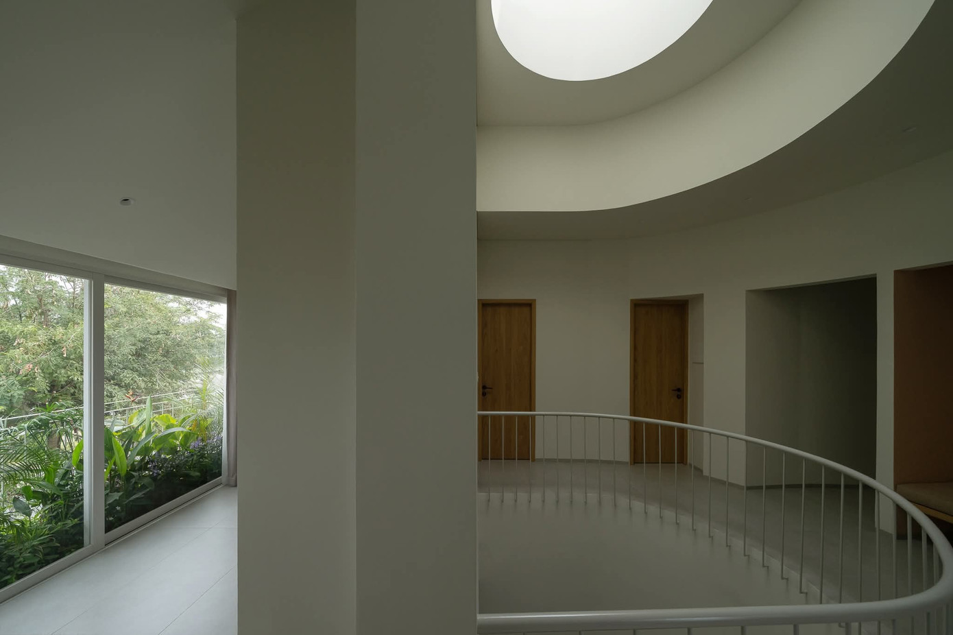 Ngôi nhà có thiết kế mái như ống khói để lấy sáng- Ảnh 5.