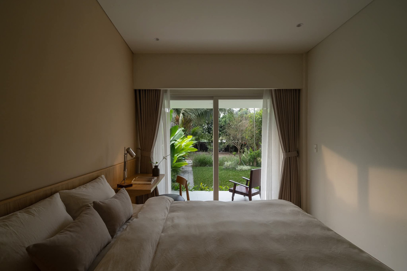 Ngôi nhà có thiết kế mái như ống khói để lấy sáng- Ảnh 16.