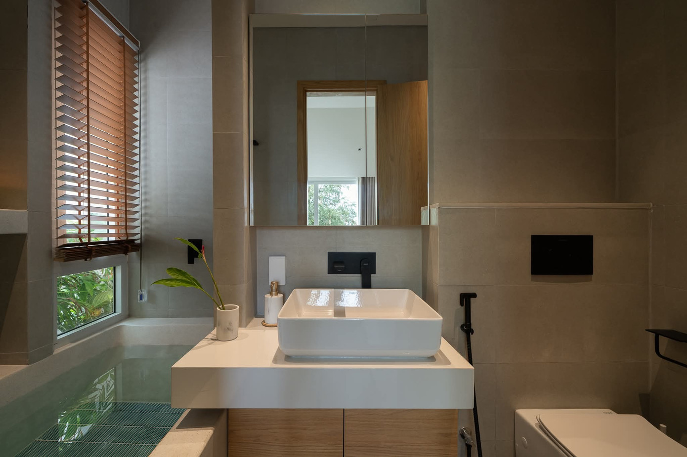 Ngôi nhà có thiết kế mái như ống khói để lấy sáng- Ảnh 18.