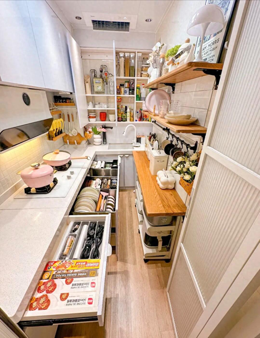 Căn bếp 3m² của người phụ nữ trung niên khiến mạng xã hội trầm trồ: Nhỏ nhưng sang, gọn, như một góc sống trong mơ- Ảnh 1.