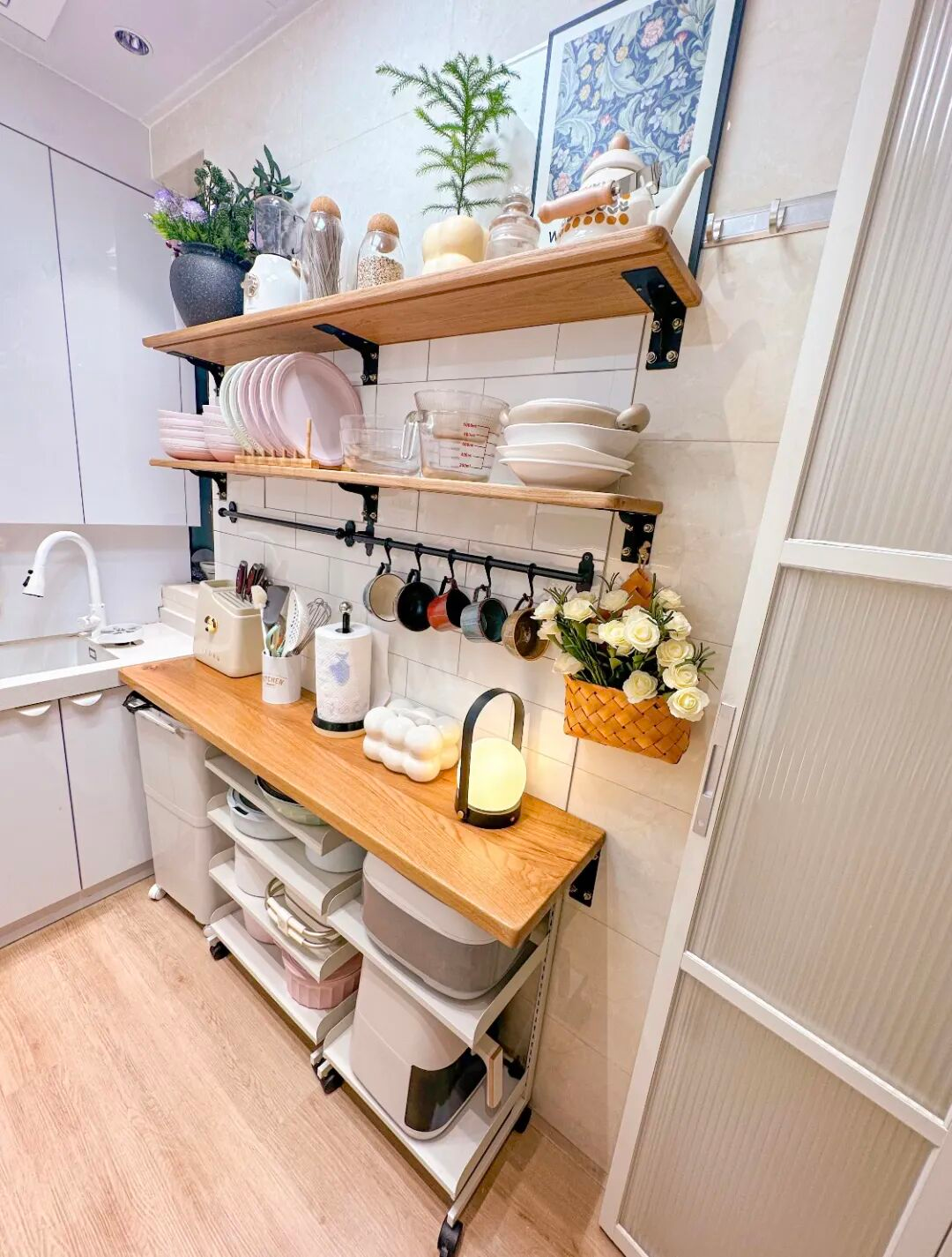 Căn bếp 3m² của người phụ nữ trung niên khiến mạng xã hội trầm trồ: Nhỏ nhưng sang, gọn, như một góc sống trong mơ- Ảnh 2.