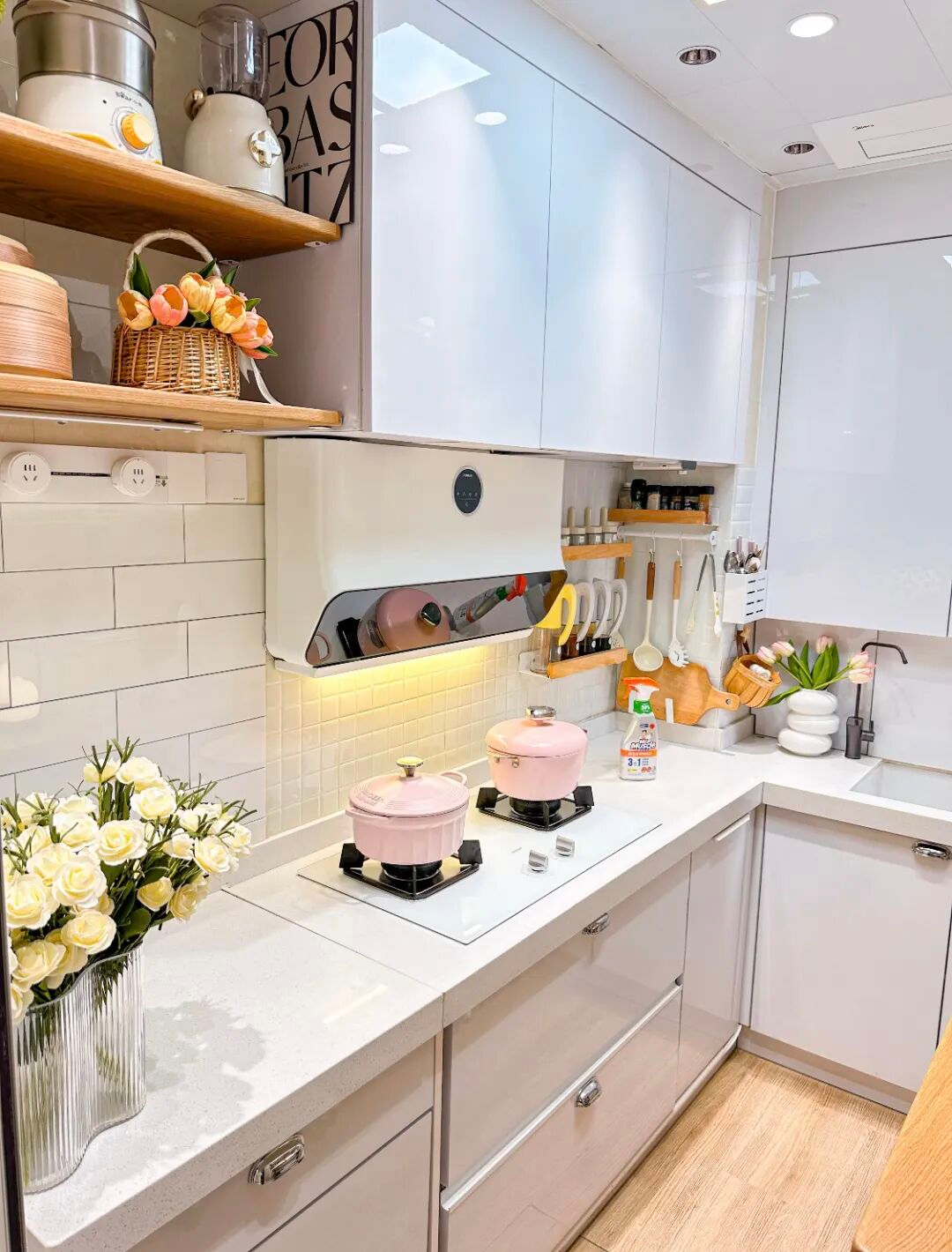 Căn bếp 3m² của người phụ nữ trung niên khiến mạng xã hội trầm trồ: Nhỏ nhưng sang, gọn, như một góc sống trong mơ- Ảnh 4.