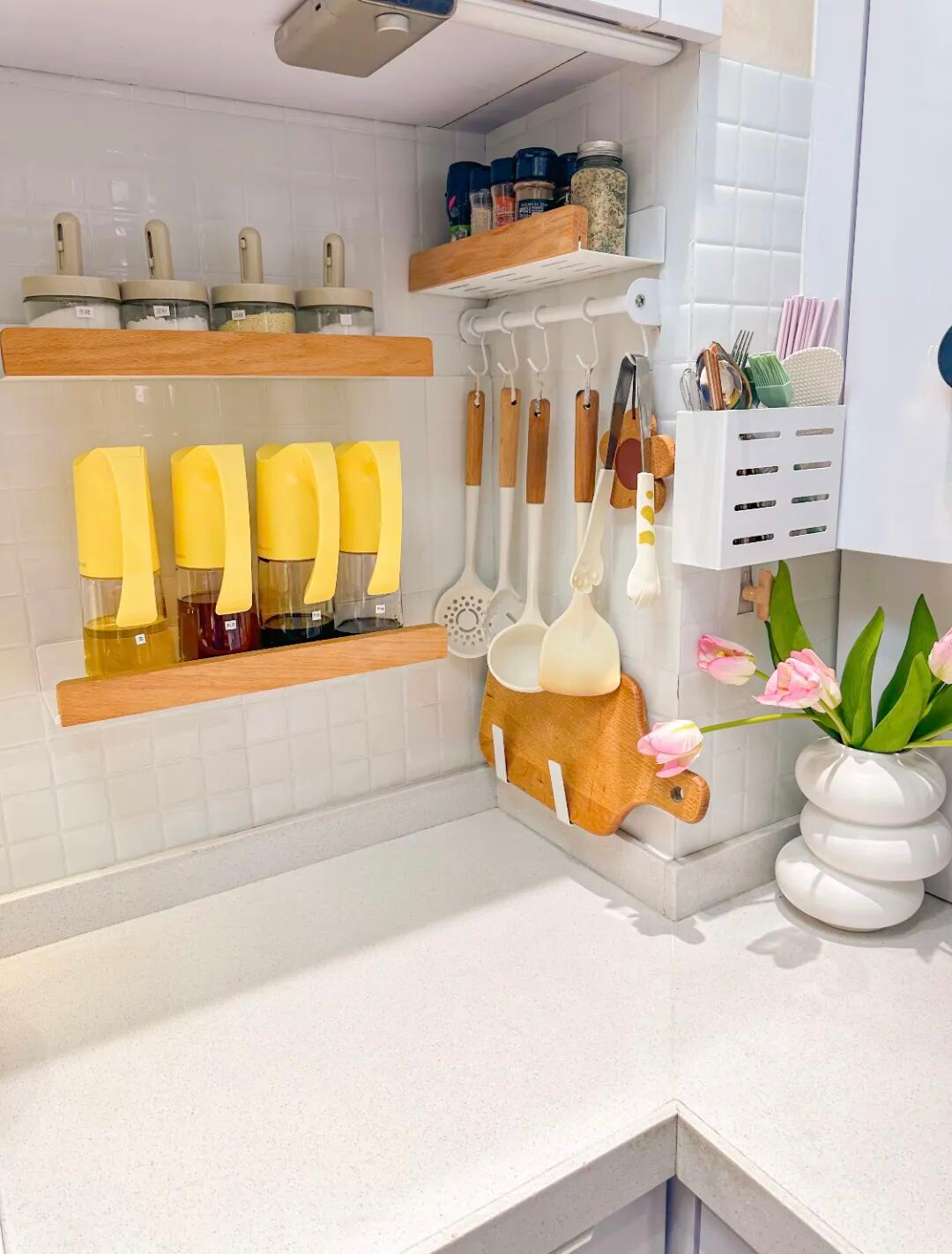 Căn bếp 3m² của người phụ nữ trung niên khiến mạng xã hội trầm trồ: Nhỏ nhưng sang, gọn, như một góc sống trong mơ- Ảnh 7.