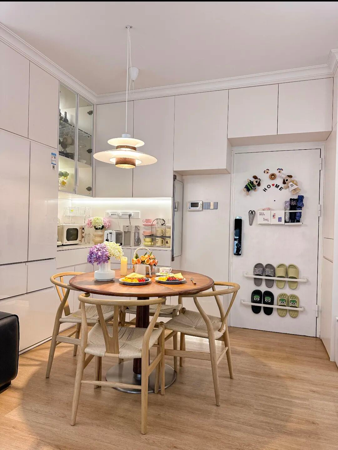 Căn bếp 3m² của người phụ nữ trung niên khiến mạng xã hội trầm trồ: Nhỏ nhưng sang, gọn, như một góc sống trong mơ- Ảnh 10.