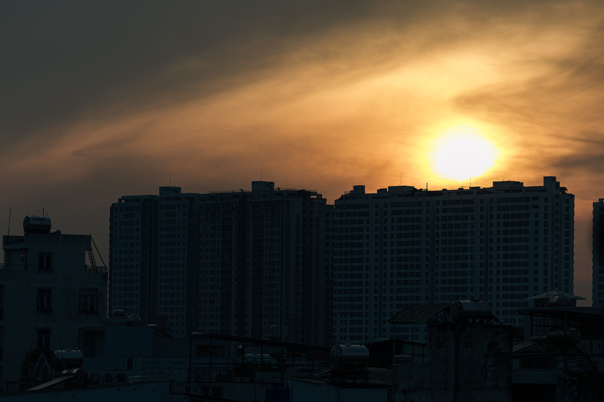 Chùm ảnh: TP.HCM trong ngày rét 19 độ C hiếm thấy- Ảnh 18.