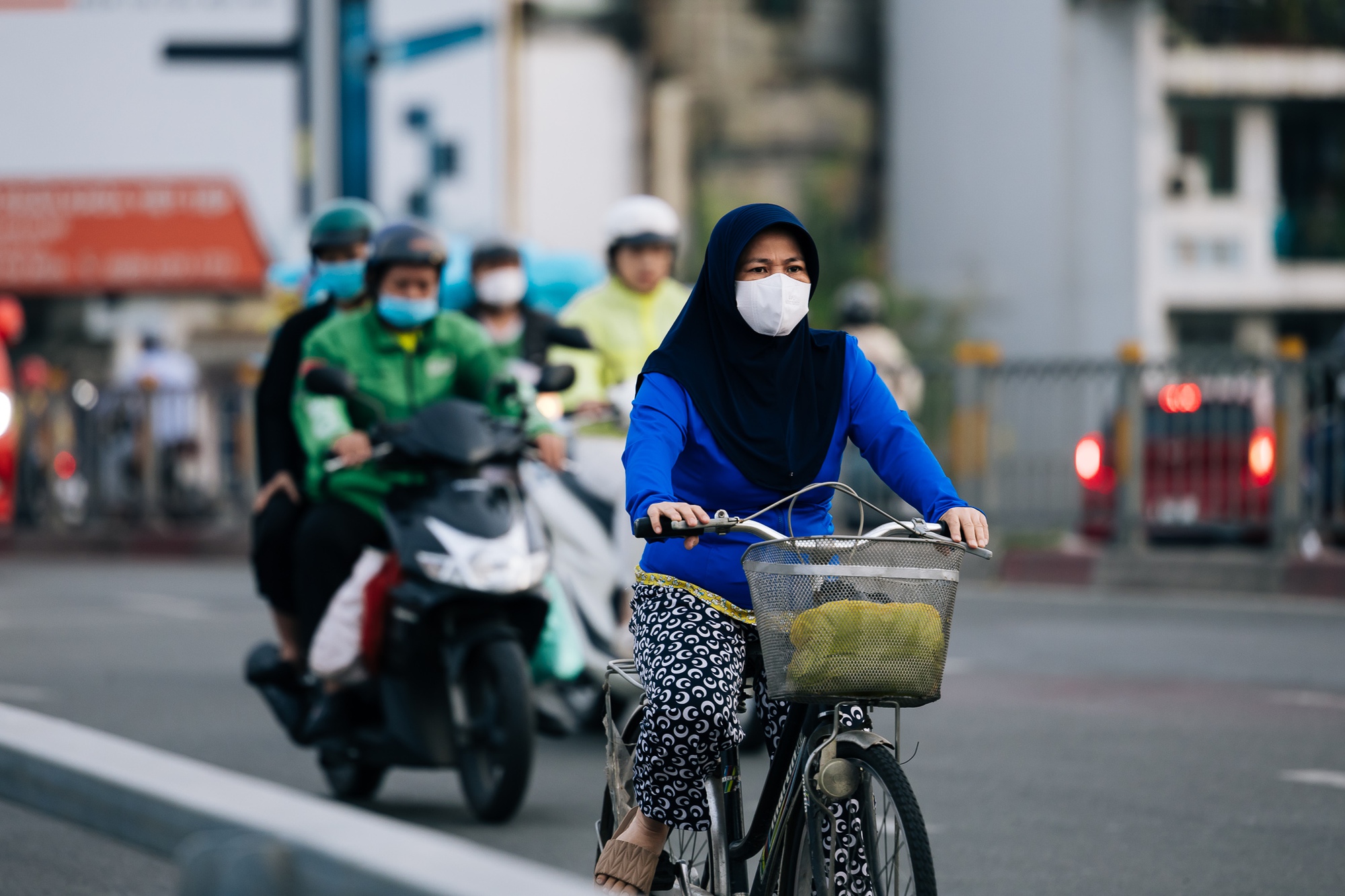 Chùm ảnh: TP.HCM trong ngày rét 19 độ C hiếm thấy- Ảnh 11.