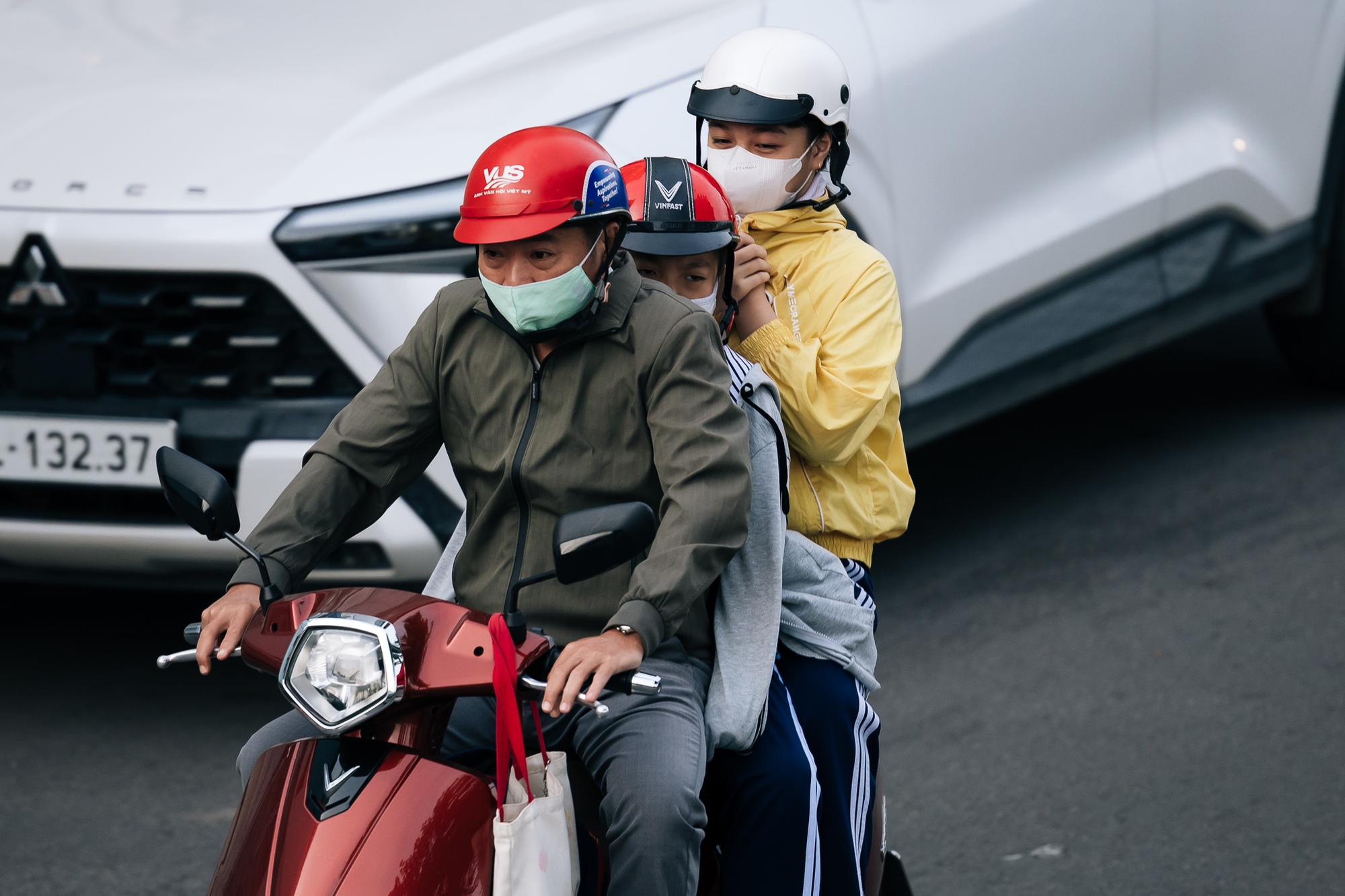 Chùm ảnh: TP.HCM trong ngày rét 19 độ C hiếm thấy- Ảnh 7.