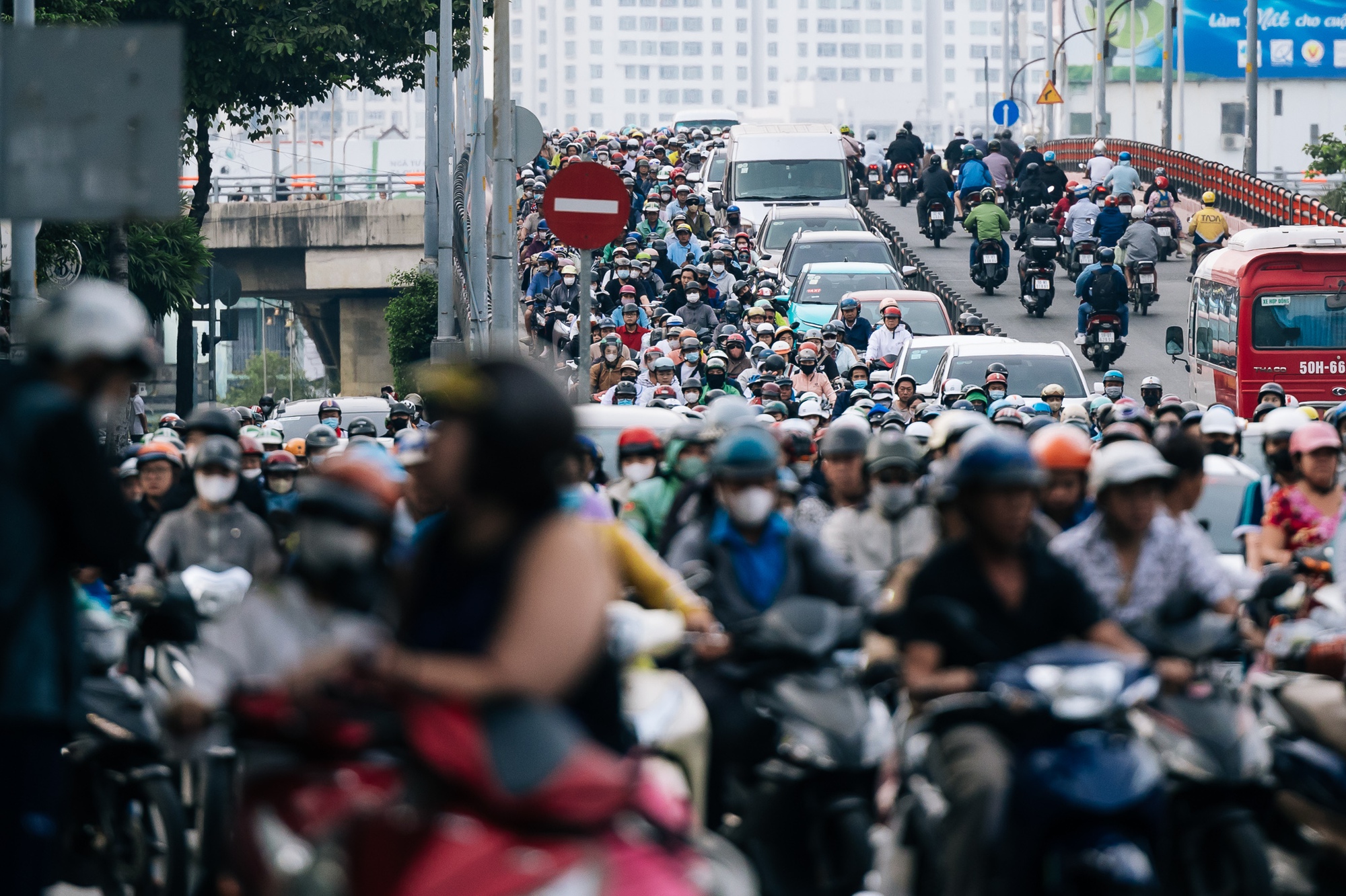 Chùm ảnh: TP.HCM trong ngày rét 19 độ C hiếm thấy- Ảnh 1.