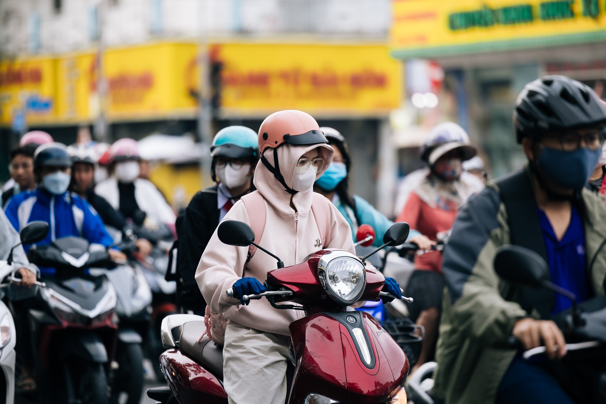 Chùm ảnh: TP.HCM trong ngày rét 19 độ C hiếm thấy- Ảnh 2.