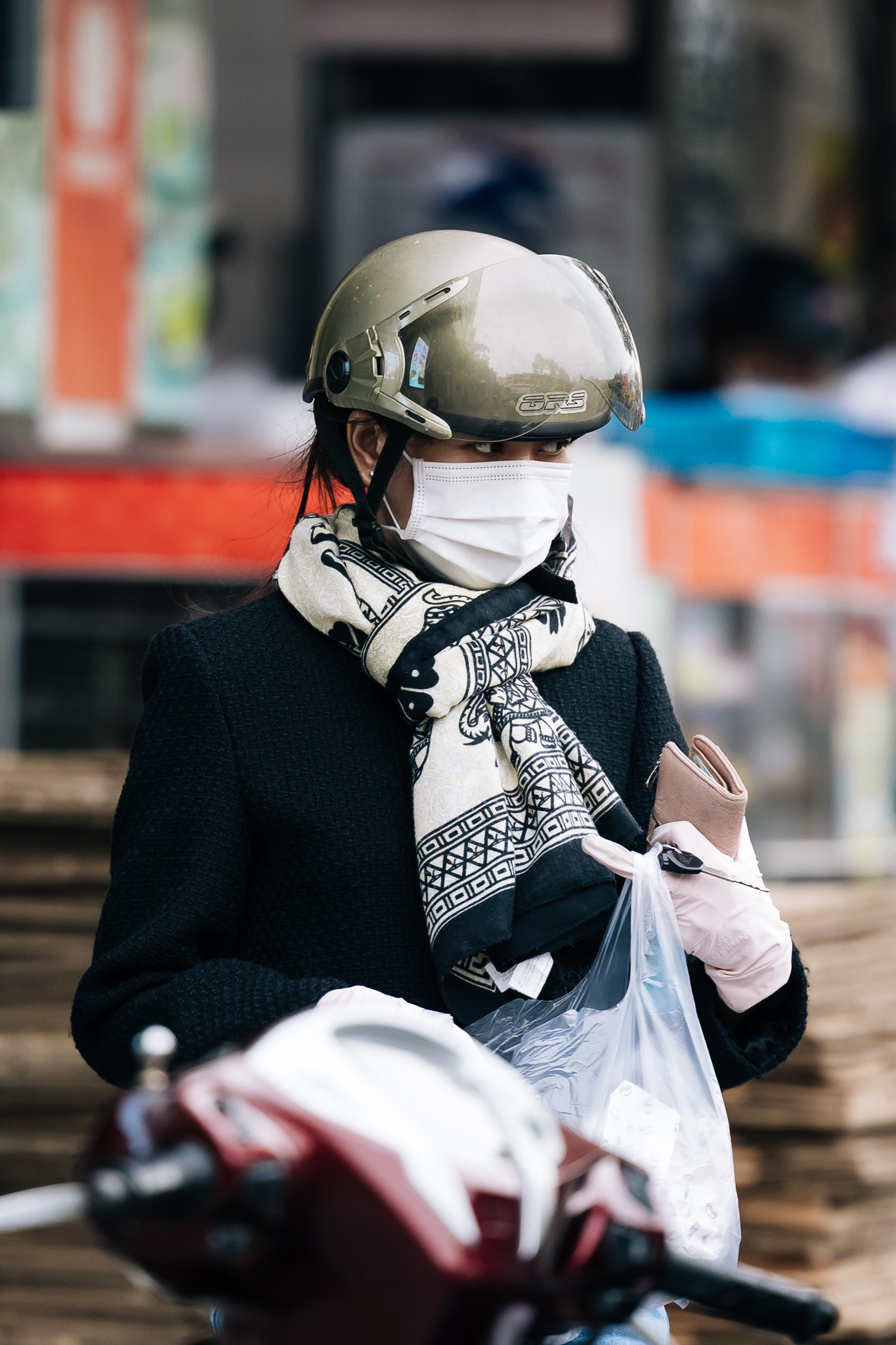 Chùm ảnh: TP.HCM trong ngày rét 19 độ C hiếm thấy- Ảnh 3.