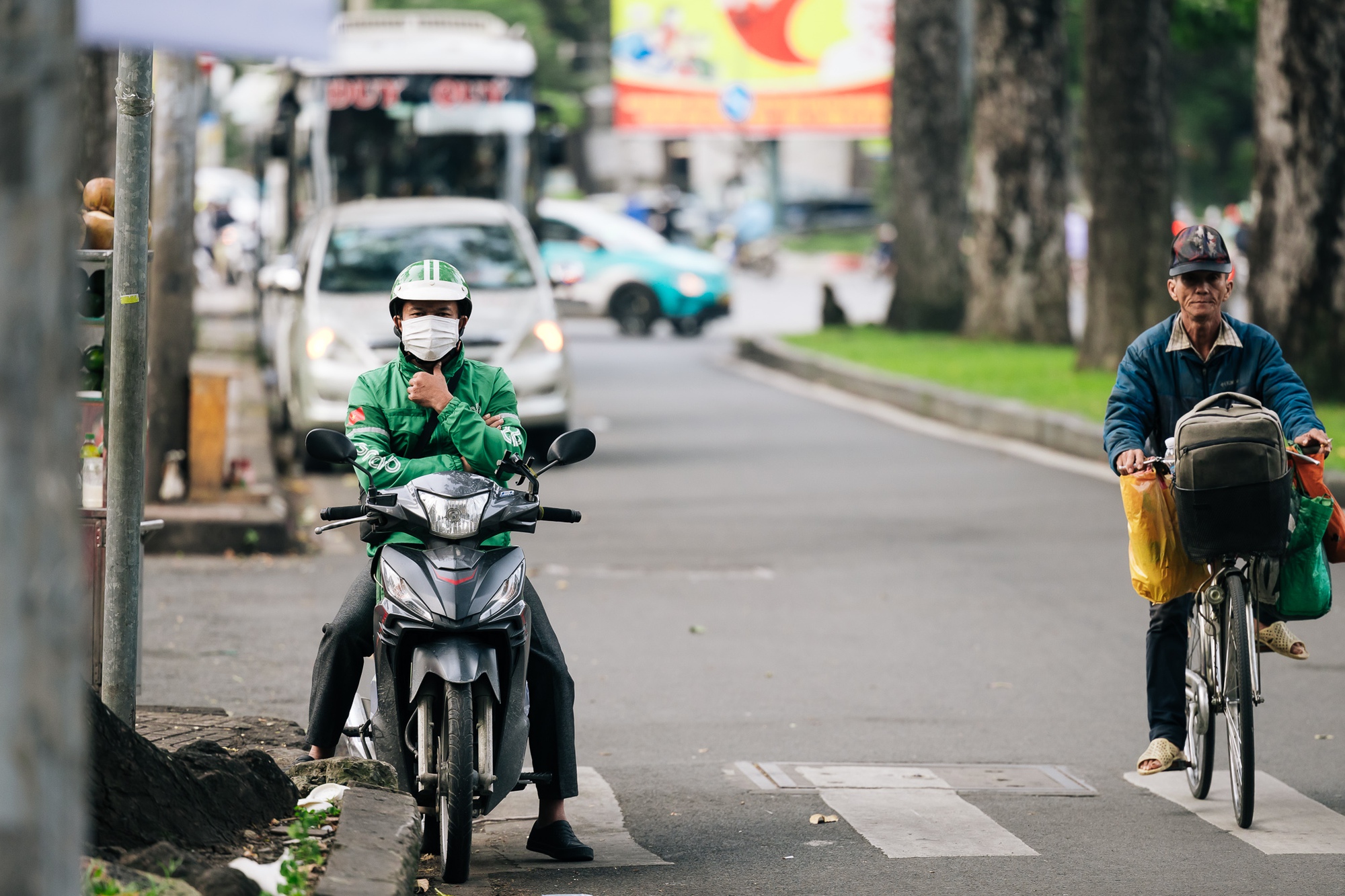 Chùm ảnh: TP.HCM trong ngày rét 19 độ C hiếm thấy- Ảnh 12.