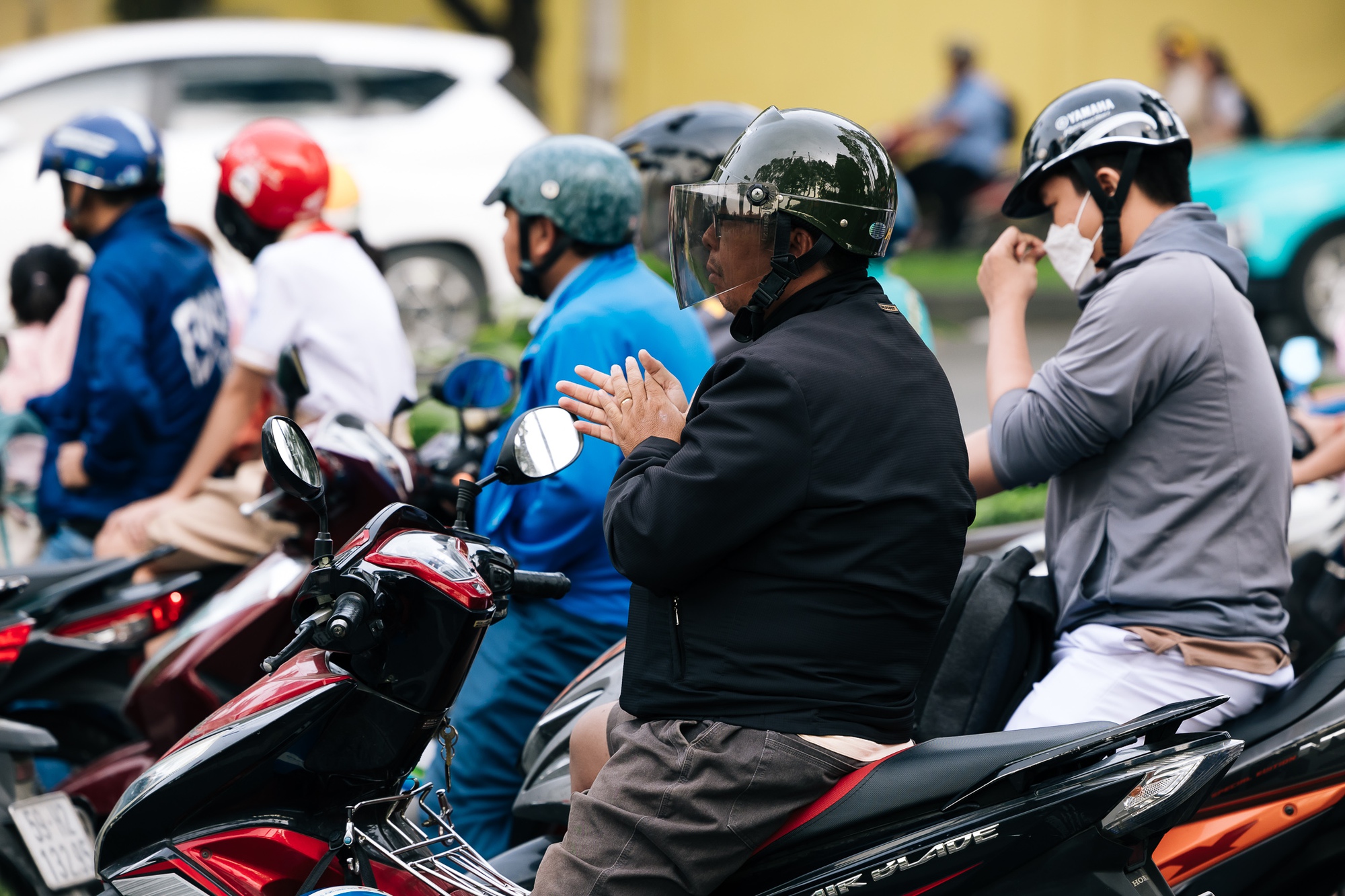 Chùm ảnh: TP.HCM trong ngày rét 19 độ C hiếm thấy- Ảnh 4.