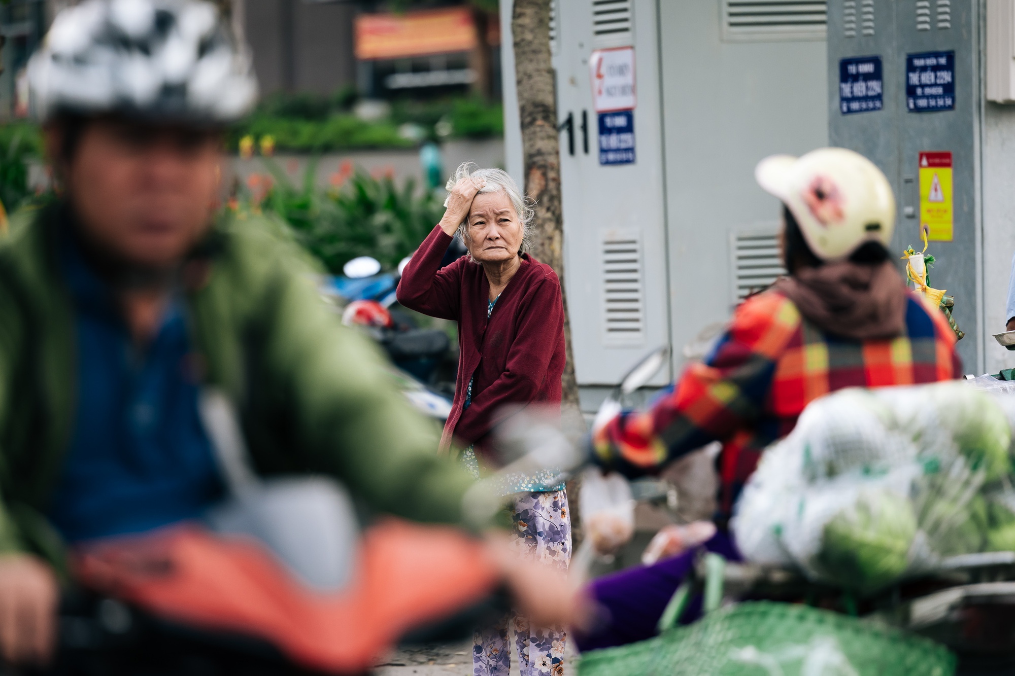 Chùm ảnh: TP.HCM trong ngày rét 19 độ C hiếm thấy- Ảnh 14.