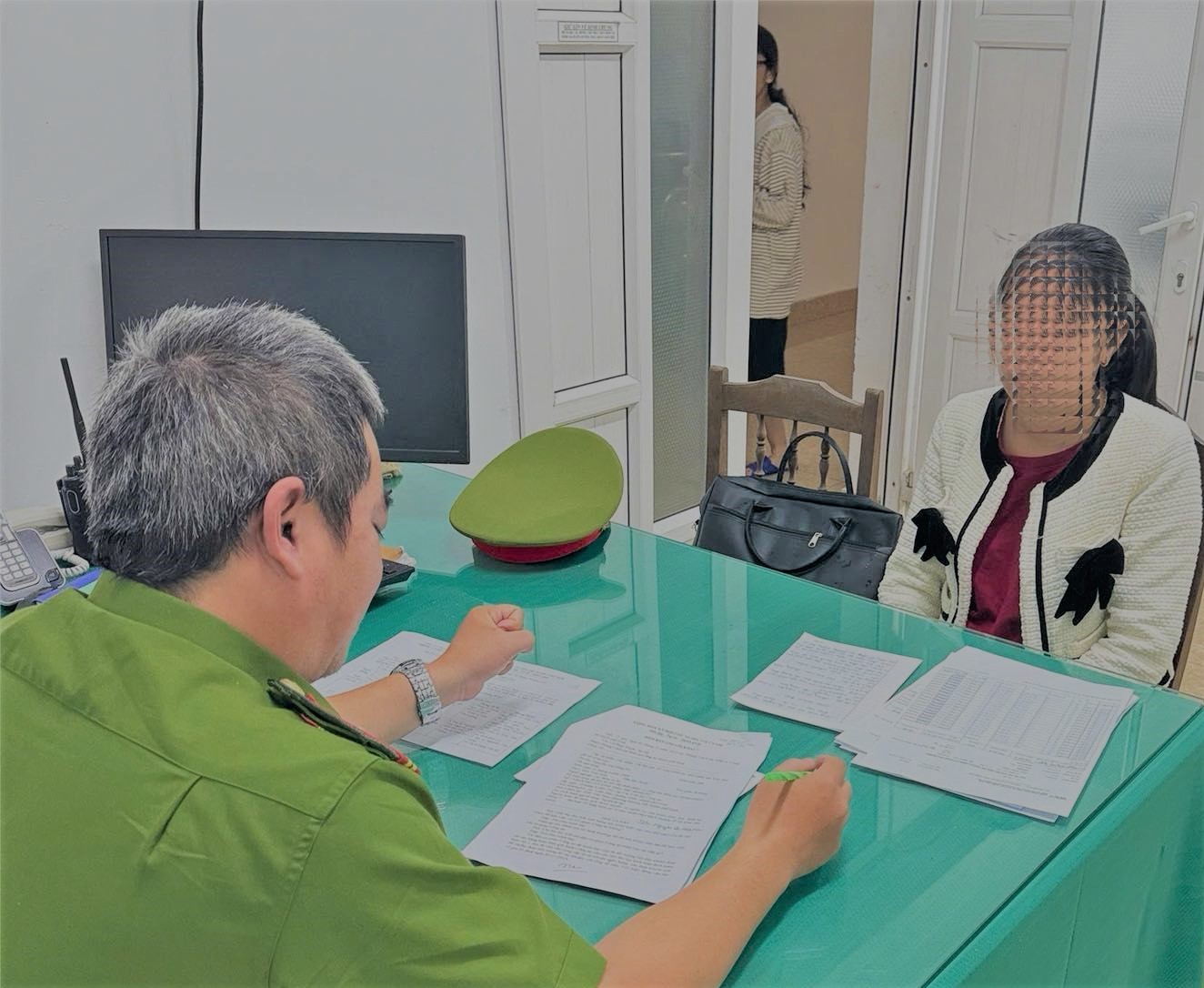 Nhận cuộc gọi tư vấn cập nhật VNeID, tài khoản của cặp vợ chồng Huế "bay" luôn 524 triệu đồng- Ảnh 1.