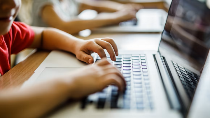 Ba năm ChatGPT: Từ hiện tượng công nghệ đến những tác động xã hội sâu rộng- Ảnh 2.