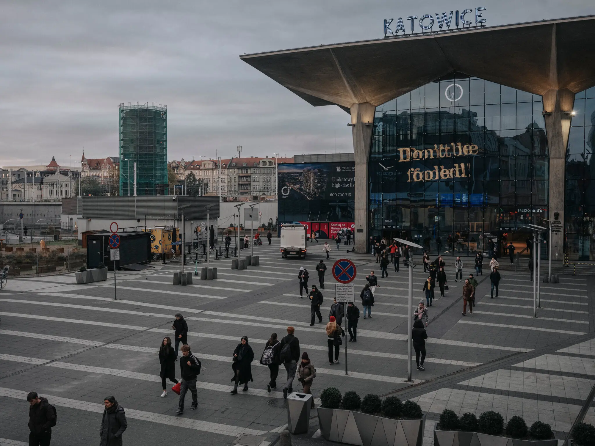 photo-1762325767175 photo-1762325767175