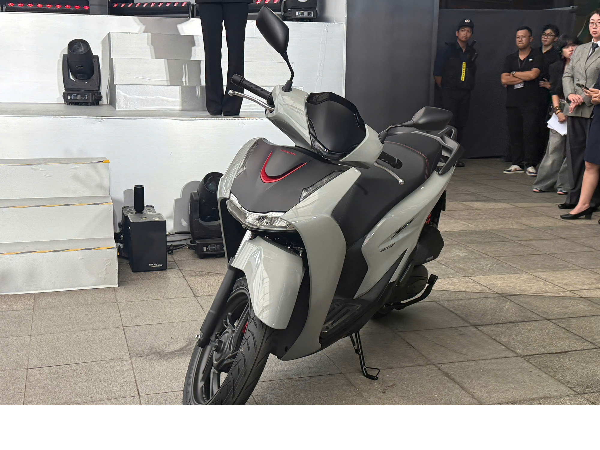 Honda SH 2026 có gì mới? Giá từ 78 triệu đồng, màn hình TFT, sạc USB-C và loạt công nghệ chưa từng xuất hiện- Ảnh 1. Honda SH 2026 có gì mới? Giá từ 78 triệu đồng, màn hình TFT, sạc USB-C và loạt công nghệ chưa từng xuất hiện- Ảnh 1.