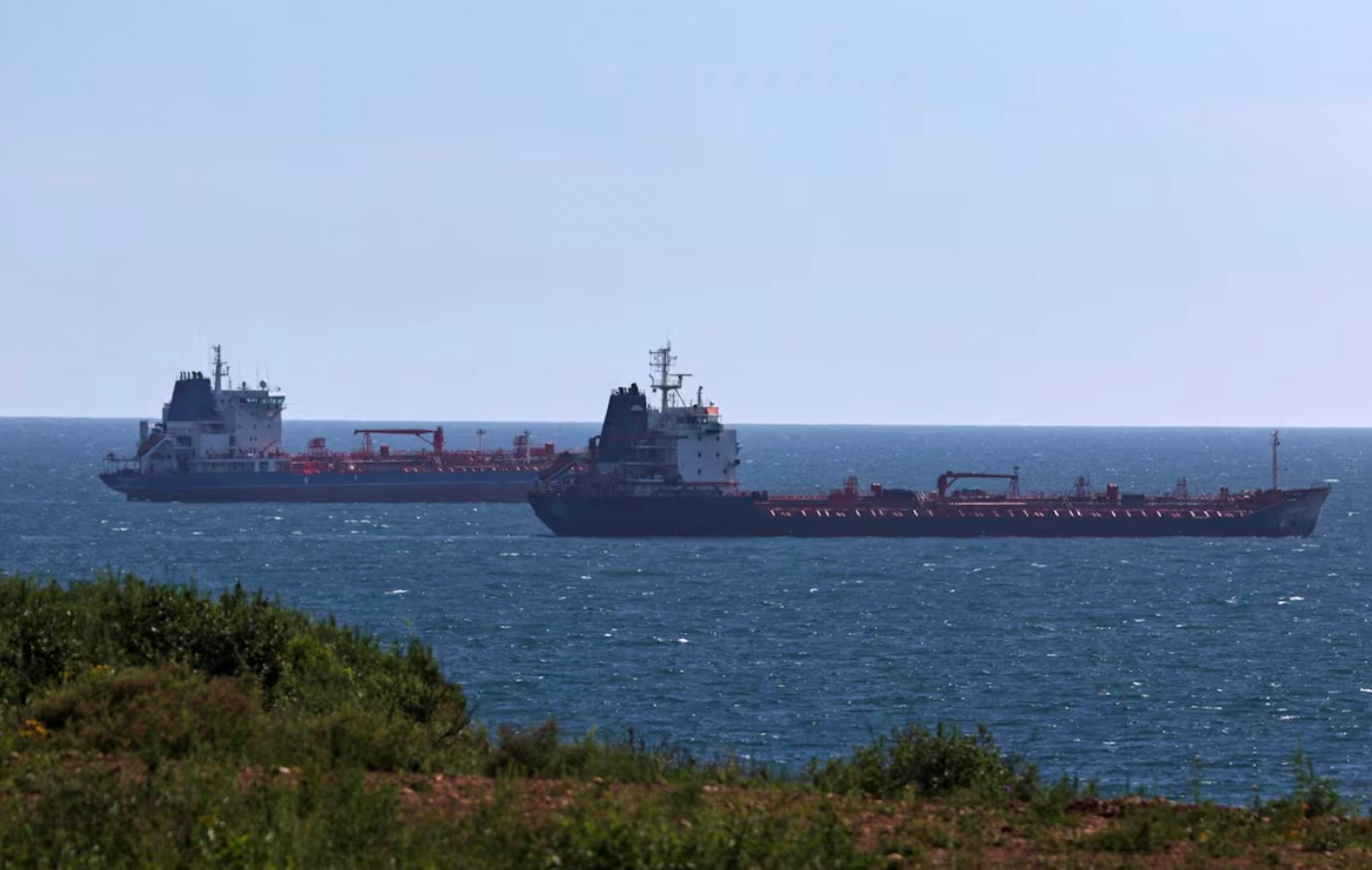 Gần 400 triệu thùng 'trôi dạt' trên biển không có người mua, Nga hạ giá dầu ở mức sâu kỷ lục, chịu áp lực lớn khi 2 tập đoàn lớn bị trừng phạt- Ảnh 1.