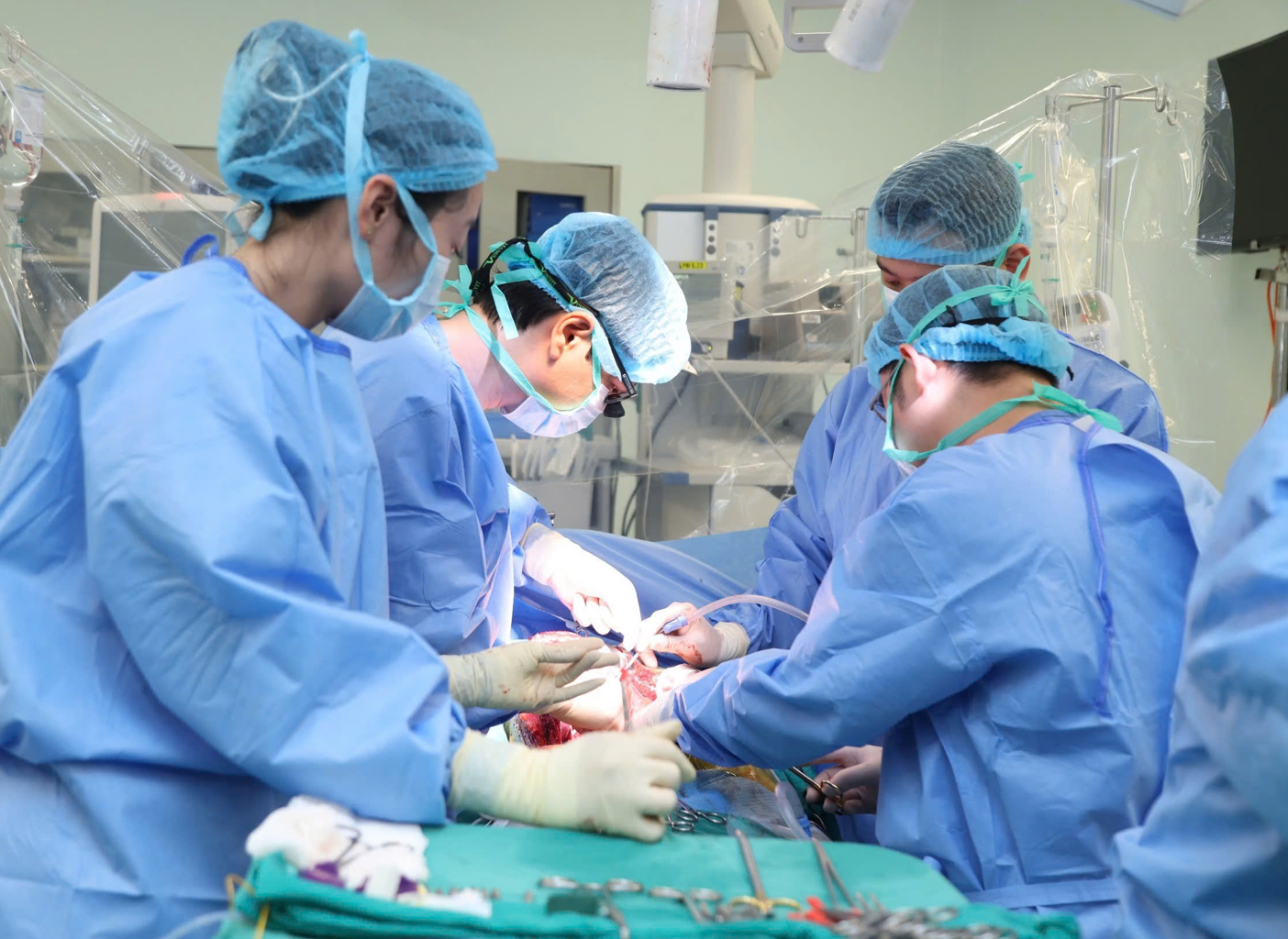 Lần đầu tiên Y học Việt Nam thực hiện thành công 1 ca ghép gan bất đồng nhóm máu ở người lớn- Ảnh 3. Lần đầu tiên Y học Việt Nam thực hiện thành công 1 ca ghép gan bất đồng nhóm máu ở người lớn- Ảnh 3.