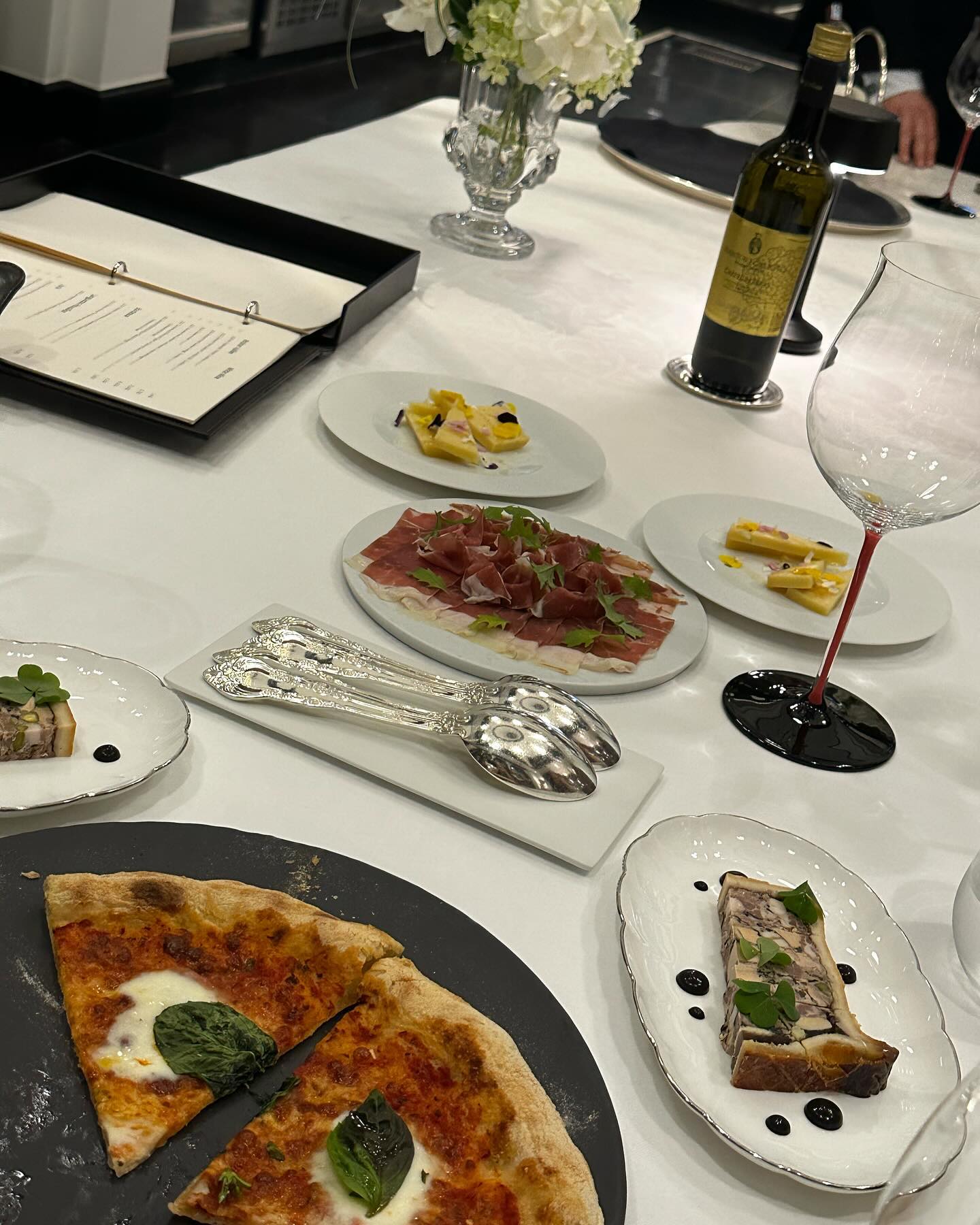 Ái nữ nổi tiếng nhất của tỷ phú Johnathan Hạnh Nguyễn cực chăm đi du lịch Đà Nẵng, cực mê khách sạn sang - xịn - mịn này- Ảnh 4.