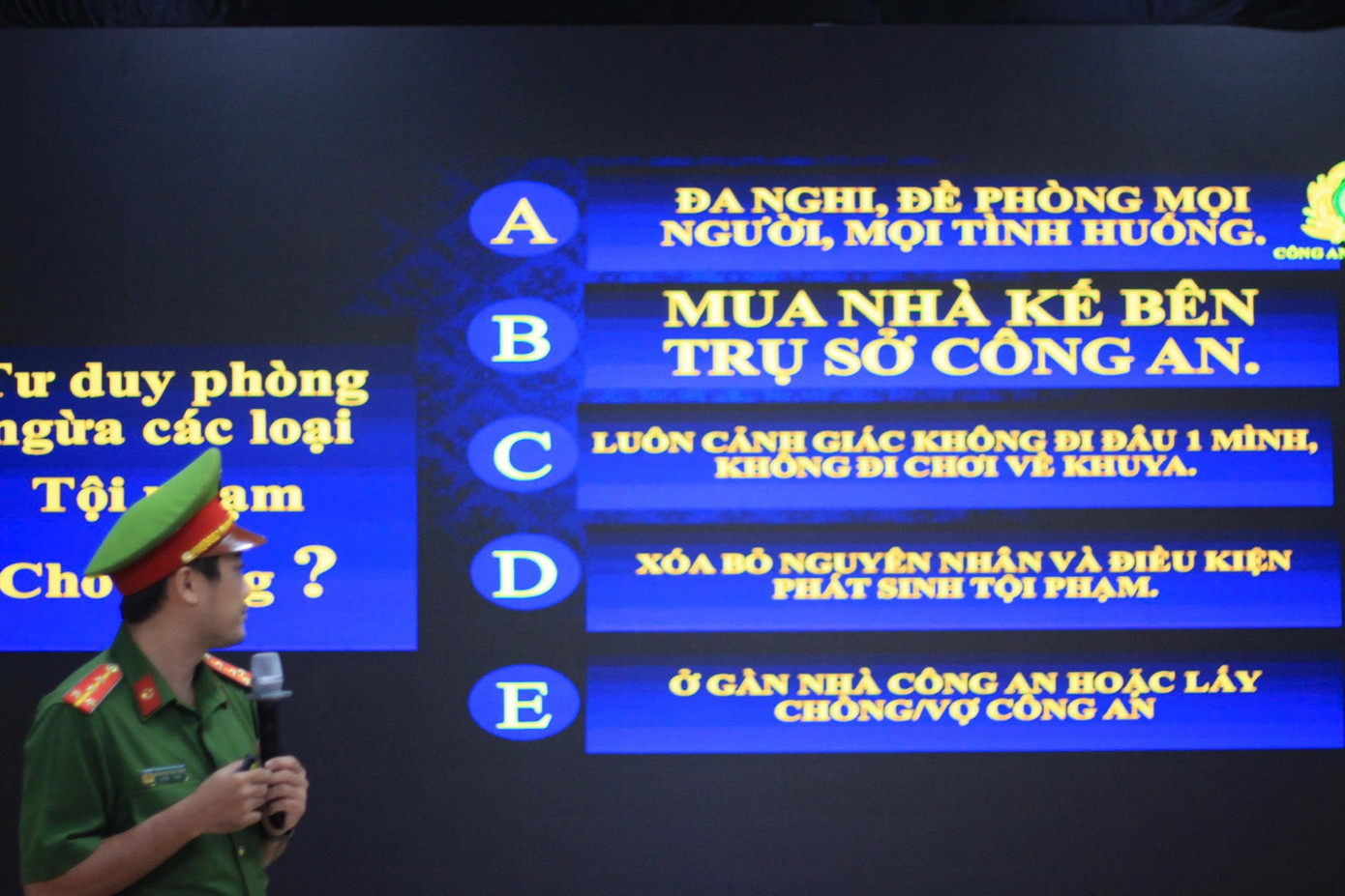 Công an vào trường cảnh báo chiêu thức lừa mới, chỉ sinh viên cách tự bảo vệ- Ảnh 1.