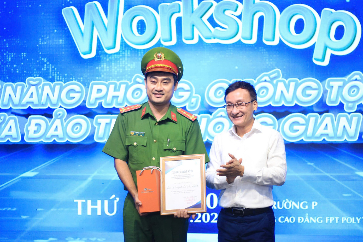 Công an vào trường cảnh báo chiêu thức lừa mới, chỉ sinh viên cách tự bảo vệ- Ảnh 3.