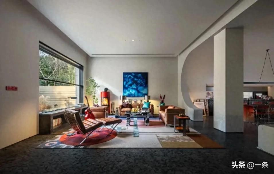 Vợ đi Mỹ, chồng ở nhà làm 1 việc “động trời” với biệt thự 700m2 rồi mới báo gia đình: “Đã đến lúc tôi sống thật với chính mình”- Ảnh 1.