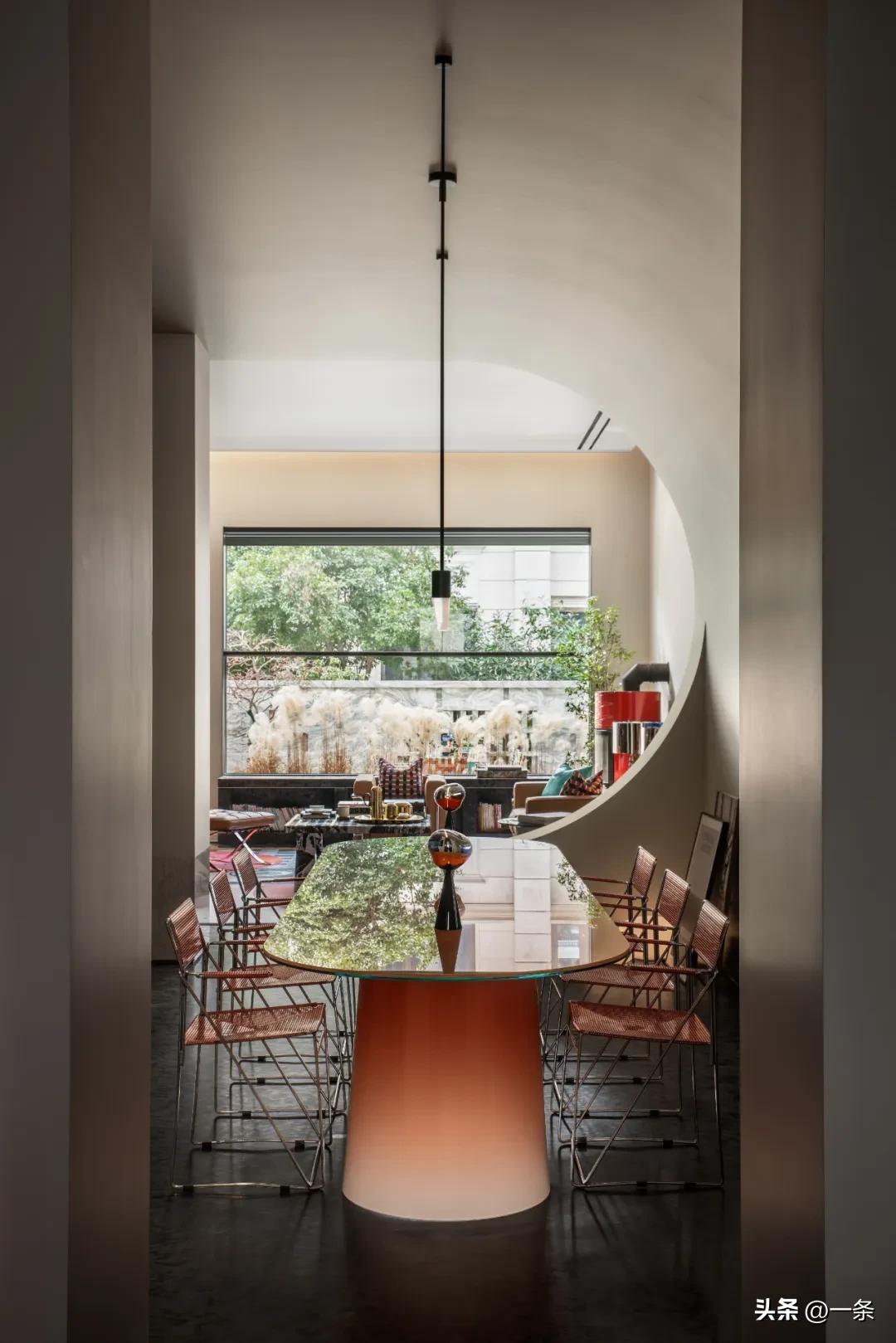 Vợ đi Mỹ, chồng ở nhà làm 1 việc “động trời” với biệt thự 700m2 rồi mới báo gia đình: “Đã đến lúc tôi sống thật với chính mình”- Ảnh 2.