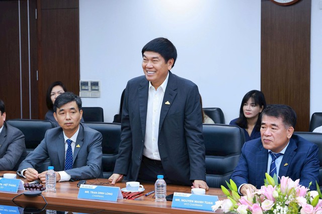 Dấu ấn 2025: Ông Phạm Nhật Vượng chi 28.000 tỷ để VinFast ‘không có kế hoạch B’, ông Trần Đình Long tung tiếp ‘quả đấm thép’, ông Nguyễn Đức Tài xong nhiệm vụ- Ảnh 8.