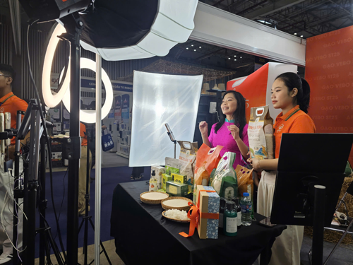 Bịt lỗ hổng hàng giả trên sàn - Ảnh 1. Bịt lỗ hổng hàng giả trên sàn - Ảnh 1.