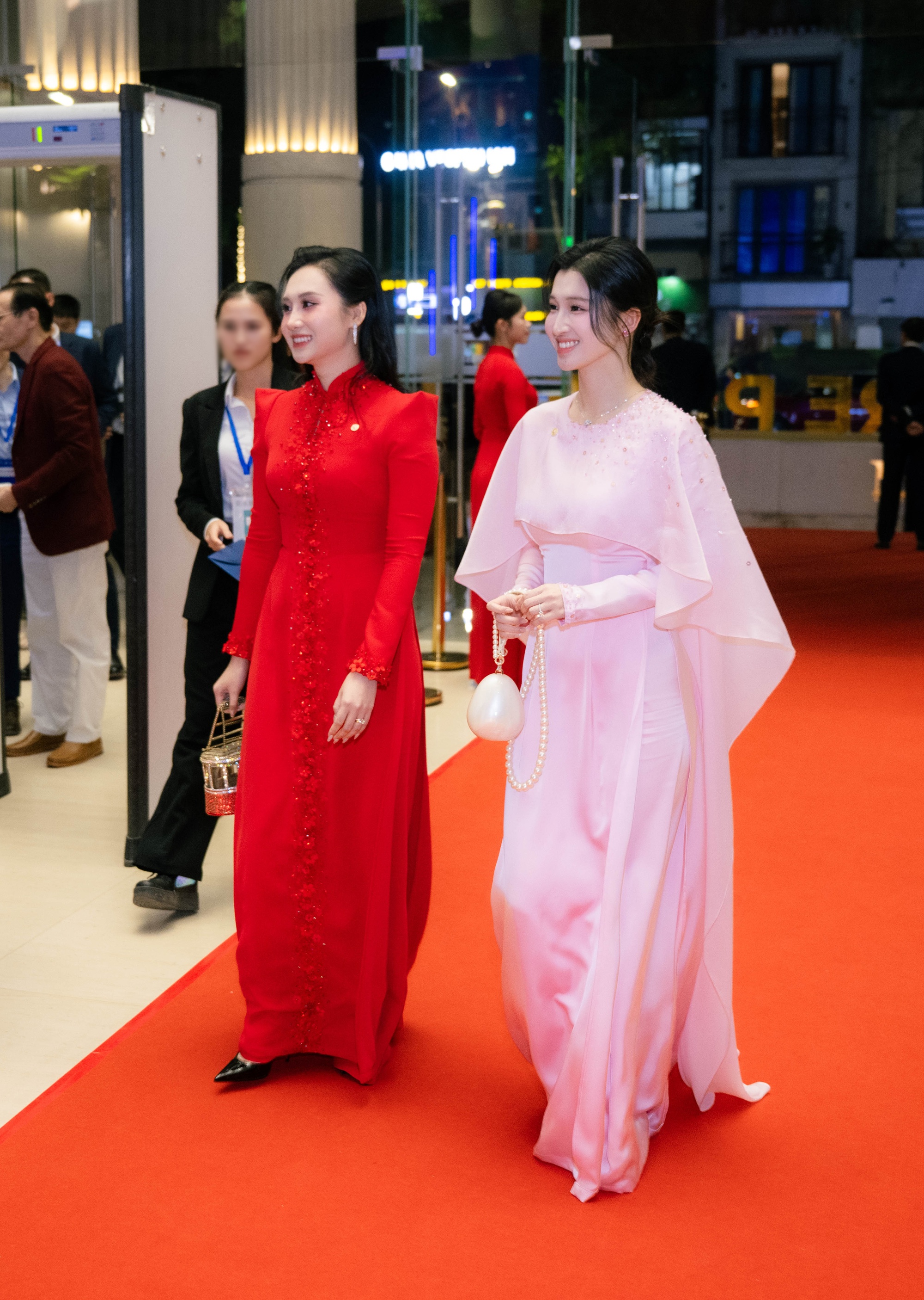 HOT: Gia đình tỷ phú Phạm Nhật Vượng vừa xuất hiện tại lễ trao giải VinFuture 2025, 1 chi tiết rất gây chú ý- Ảnh 7.