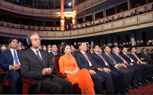 Khung hình 722.000 tỷ đồng tại giải thưởng VinFuture của tỷ phú Phạm Nhật Vượng - Ảnh 2.