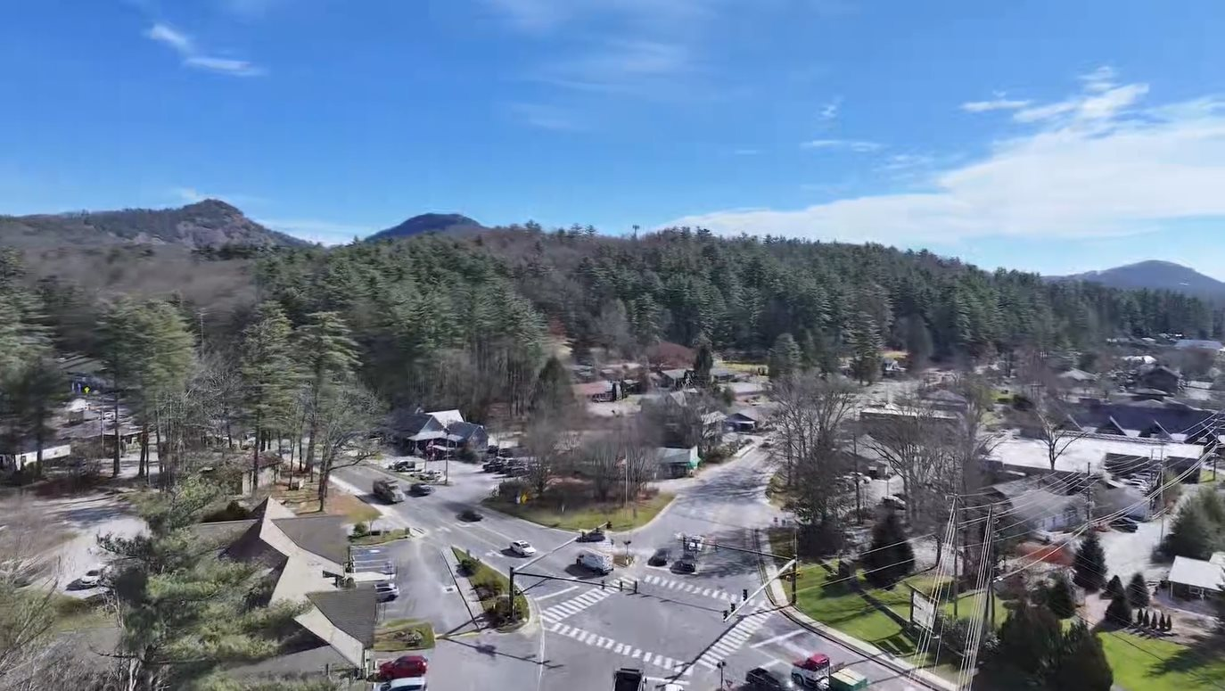 Phát hiện làng tỷ phú biệt lập có mật độ của cải cực cao, không chính quyền, không cảnh sát, đường sá khó khăn nhưng giới siêu giàu vẫn đổ xô đến mua nhà- Ảnh 1.