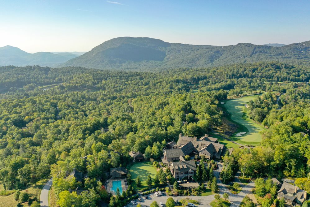 Phát hiện làng tỷ phú biệt lập có mật độ của cải cực cao, không chính quyền, không cảnh sát, đường sá khó khăn nhưng giới siêu giàu vẫn đổ xô đến mua nhà- Ảnh 3.