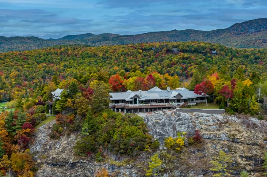 Phát hiện làng tỷ phú biệt lập có mật độ của cải cực cao, không chính quyền, không cảnh sát, đường sá khó khăn nhưng giới siêu giàu vẫn đổ xô đến mua nhà- Ảnh 7.