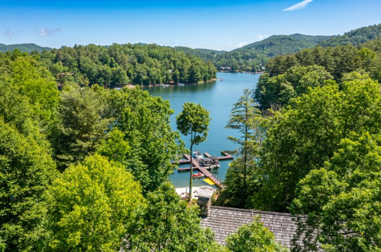 Phát hiện làng tỷ phú biệt lập có mật độ của cải cực cao, không chính quyền, không cảnh sát, đường sá khó khăn nhưng giới siêu giàu vẫn đổ xô đến mua nhà- Ảnh 5.